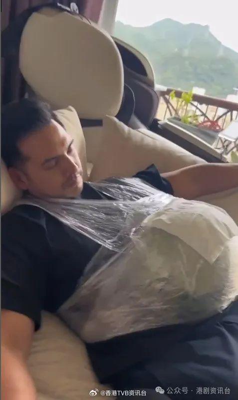 老公怀25磅西瓜体验做大肚婆滋味麻将胡了2试玩王君馨怀孕39周！(图3)